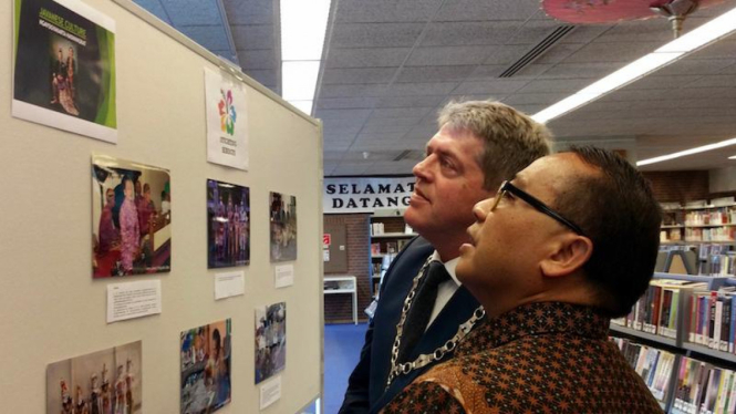 Duta Besar RI untuk Belanda, I Gusti Agung Wesaka Puja, bersama Wali Kota Best, Anton van Aert, melihat pameran foto tentang Yogyakarta.  