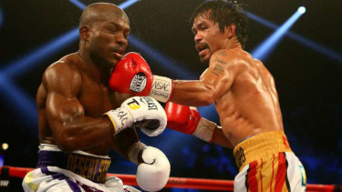 Manny Pacquiao melepaskan pukulan telak pada Timothy Bradley