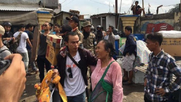 Nenek menangis mencari cucu yang hilang di Luar Batang.