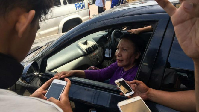 Aktivis Ratna Sarumpaet diamankan petugas di lokasi pembongkaran Pasar Ikan