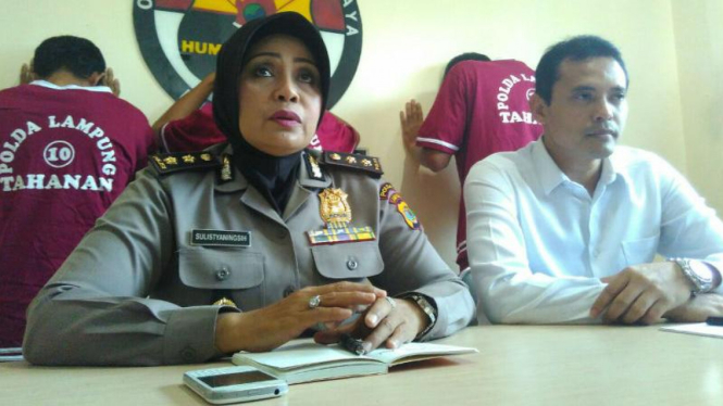 Kepala Bidang Hubungan Masyarakat Polda Lampung, Ajun Komisaris Besar Polisi Sulistyaningsih (kiri).