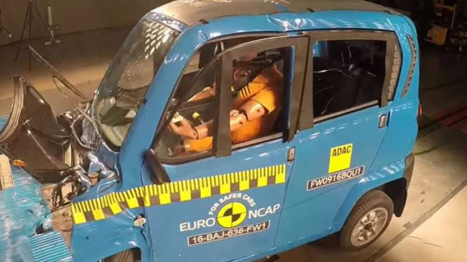 Uji tabrak Bajaj Qute.