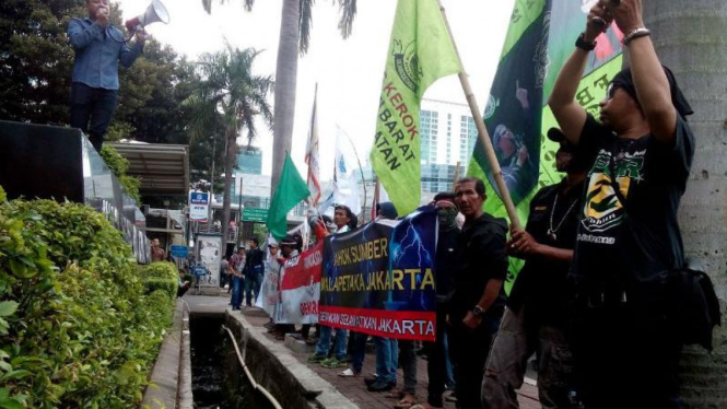 Unjuk rasa menuntut KPK tuntaskan kasus RS Sumber Waras. 