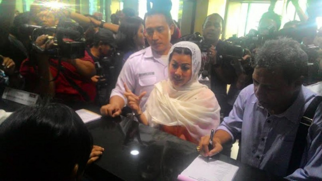 Hasnaeni Moein alias Wanita Emas di Gedung KPK, Selasa (12/4/2016).