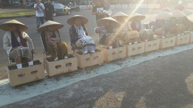 Petani Rembang demo semen kaki di depan Istana Negara. 
