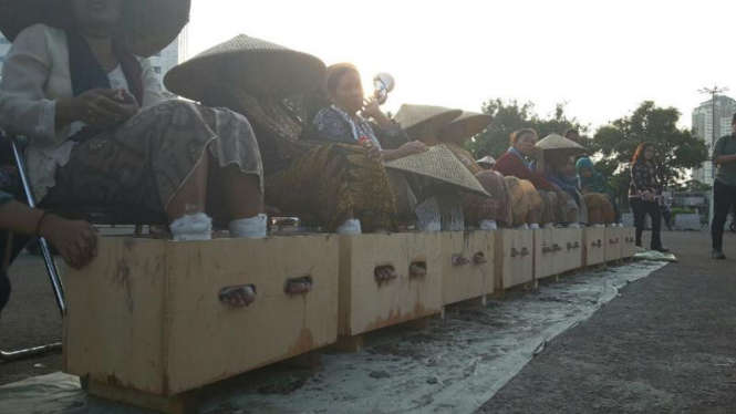Petani Rembang demo semen kaki di depan Istana Negara. 