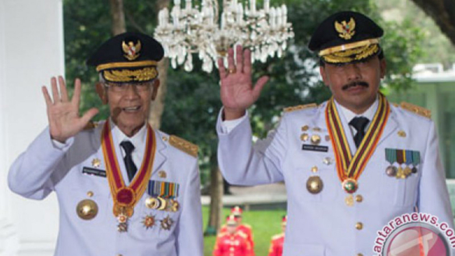 Gubernur Kepri Gubernur Nurdin Basirun (kanan)