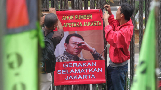 Poster dengan seruan Tuntut KPK Tangkap Ahok