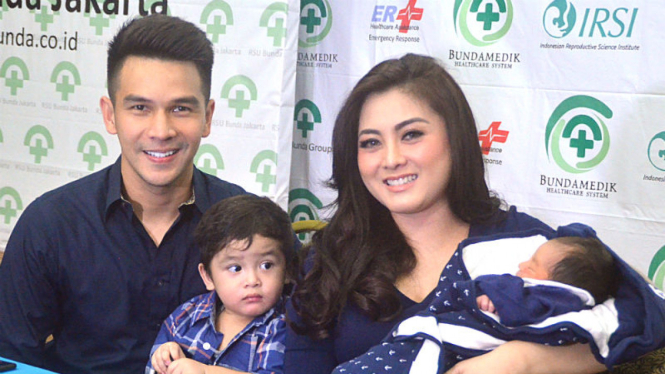 Jonathan Frizzy dan istri beserta anaknya