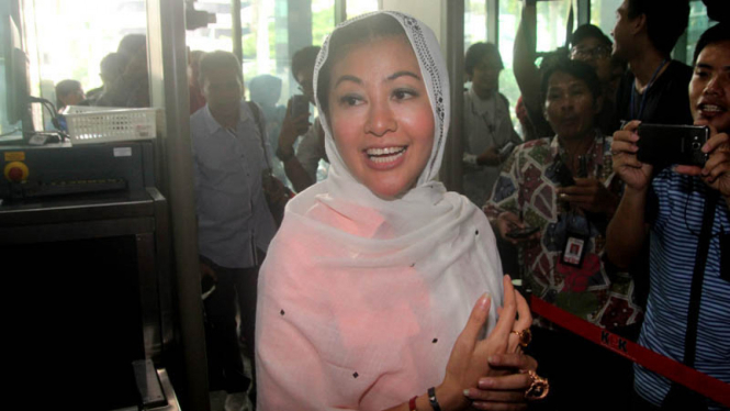 Hasnaeni Moein alias Wanita Emas.