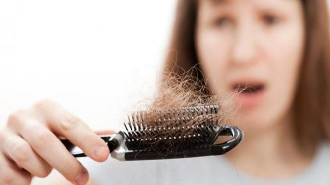 Rambut rontok yang membuat kebotakan.