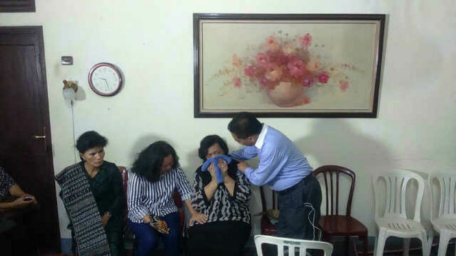 Keluarga Parado Toga Fransriano Siahaan (30 tahun) di rumah duka di Jalan Air Bersih, Medan, Sumatera Utara