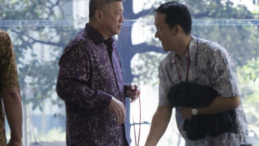Aguan dan Sunny bertemu di ruang tunggu KPK, Jakarta.