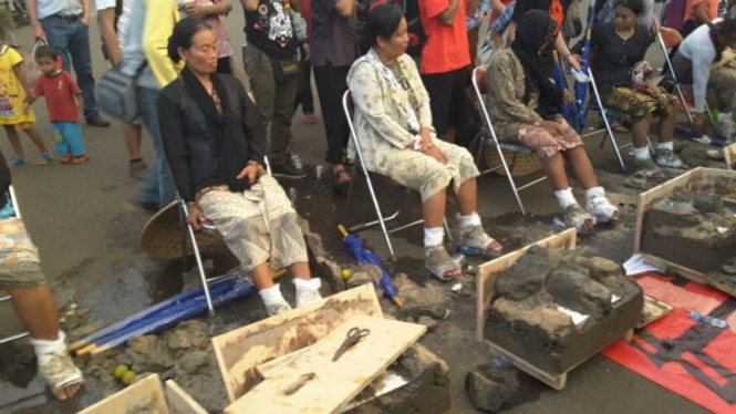 Petani Rembang bongkar semen cor di kaki mereka. Mereka menyebut dirinya Kartini Kendeng.
