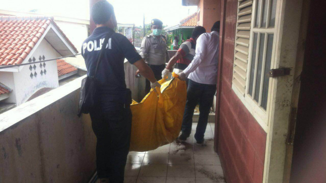 Petugas mengevakuasi korban pembunuhan