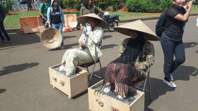Petani mengecor kakinya di depan Istana Negara, Jakarta, Rabu, 13 April 2016.