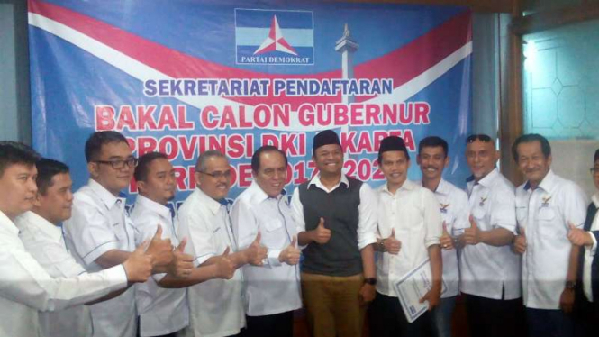 Muhammad Idrus (pakai peci) mendatangi kantor DPD Partai Demokrat, Jakarta, Rabu, 13 Maret 2016.