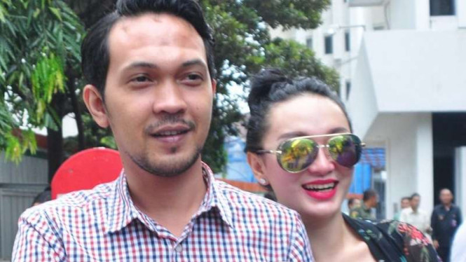 Zaskia Gotik dan kekasih