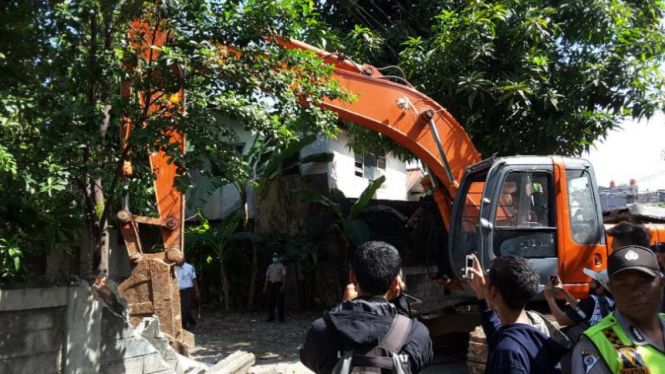 Rumah para pensiunan PT KAI dibongkar, Kamis, 14 April 2016.