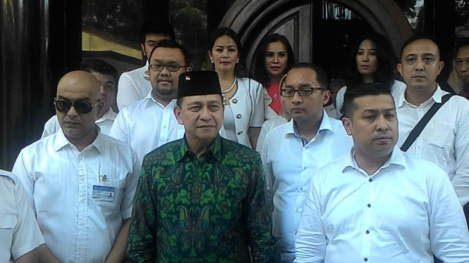 Staf Ahli Sosial Budaya Kapolri Irjen Polisi Benny Mokalu (pakai peci)hendak daftar cawagub DKI, Kamis, 14 Maret 2016.
