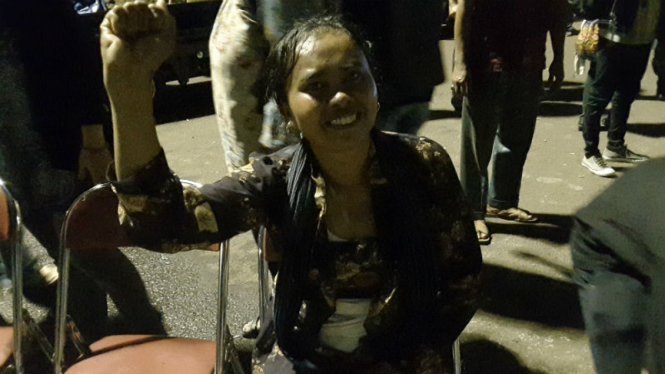 Petani yang cor kaki di depan Istana
