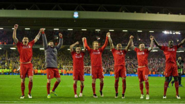 Para pemain Liverpool di Anfield.