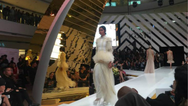 Busana Rancangan Priyo Oktaviano di Fashion Nation 2016