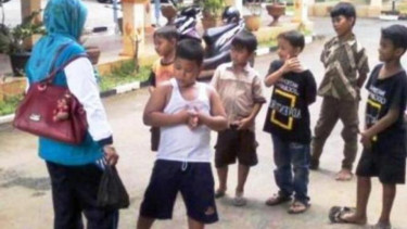 Anak-anak di PSAA.TB apel siang dihadapan Ibu Erna, pengasuh mereka.