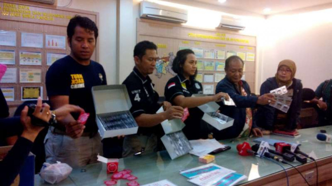 Polisi tunjukkan barang bukti kasus prostitusi gigolo