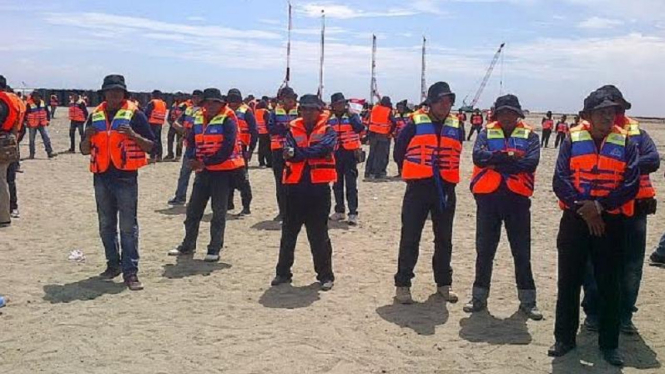 Orang bepakaian preman yang menjaga Pulau G