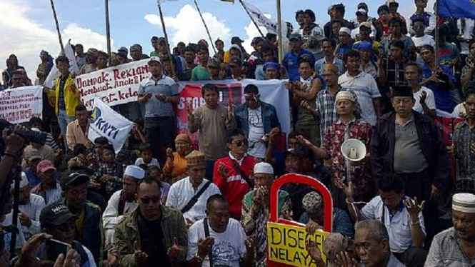 Nelayan Muara Angke saat menyegel Pulau G