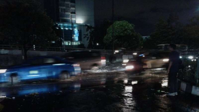 Beberapa ruas jalan di Jakarta tergenang usai hujan deras