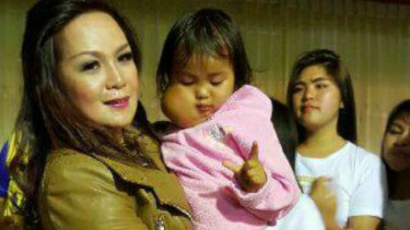 Wakil Wali Kota Tomohon Syerly Adelyn Sompotan menggendong seorang bocah penderita kanker, Senin (18/4/2016)