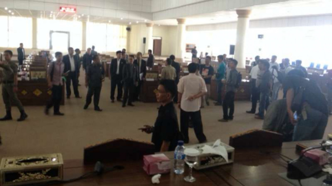 Anggota DPRD Ogan Ilir terlibat kericuhan di dalam ruang rapat DPRD, Senin (18/4/2016). Kericuhan ini bermula karena tidak dibacanya SK penggantian bupati.