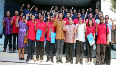 Deputi Kemenpora dan para siswa peneliti eksperimen ragi dan padi.