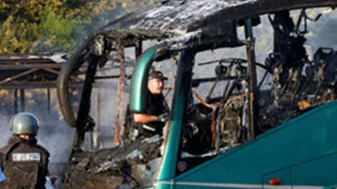 Petugas memeriksa badan bus yang rusak akibat ledakan di Israel, 18 April 2016.