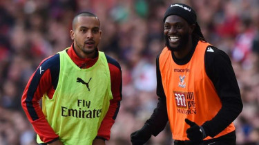Striker Crystal Palace, Emmanuel Adebayor saat pemanasa di Emirates Stadium