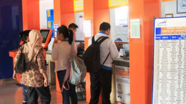 Antrean beli tiket kereta 