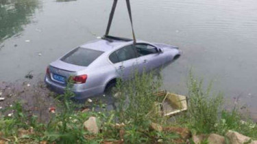 Sedan yang masuk danau gara-gara pemilik ambil ponsel.