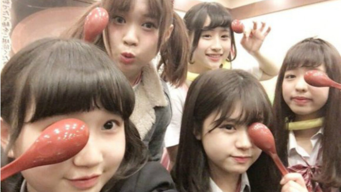 Tren berpose dengan perangkat makan mi di Jepang