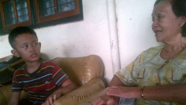 Daffa 'si bocah koboi' bersama neneknya, Murti di rumahnya.