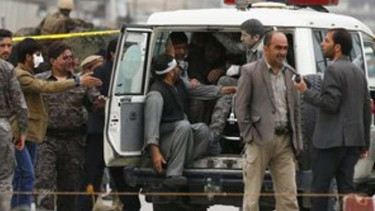 Sebuah ambulans siaga di sekitar lokasi ledakan di Kabul, Afghanistan, 19/4/2016.