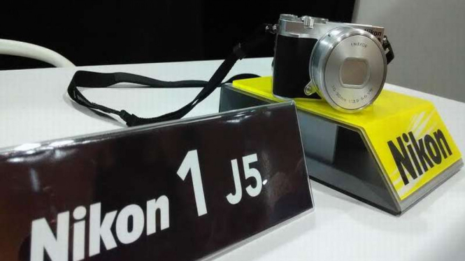 Nikon 1 J5