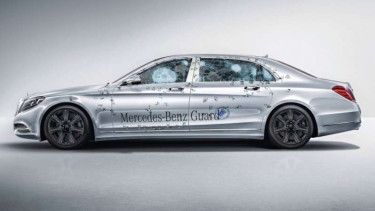 Rilis Mercedes saat mobilnya diuji tembak senapan serbu.