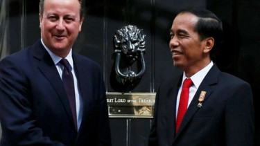 Perdana Menteri Inggris David Cameron berjabat tangan dengan Presiden Jokowi