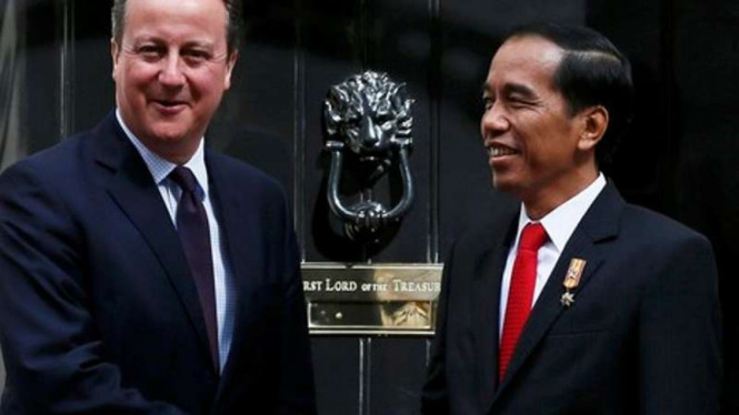 Perdana Menteri Inggris David Cameron berjabat tangan dengan Presiden Jokowi