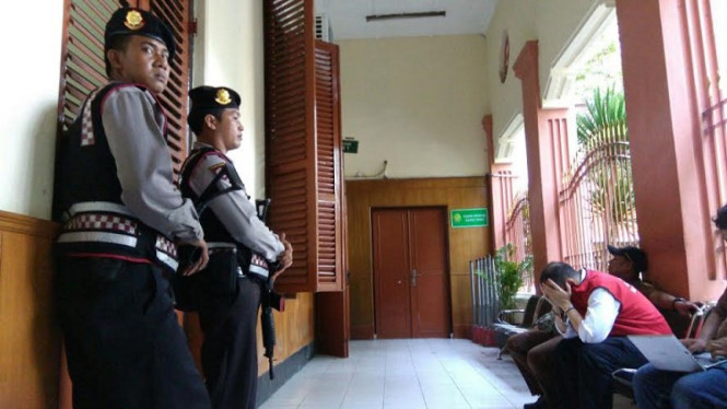 Polisi menjaga ruang sidang perkara pemerkosaan anak kandung.