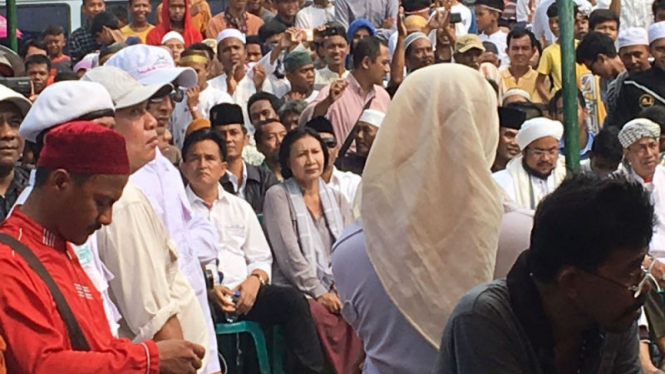 Yusril Ihza Mahenda bersama warga Luar Batang.