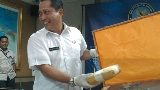 Kepala BNN Komjen Budi Waseso menunjukkan barang bukti narkoba