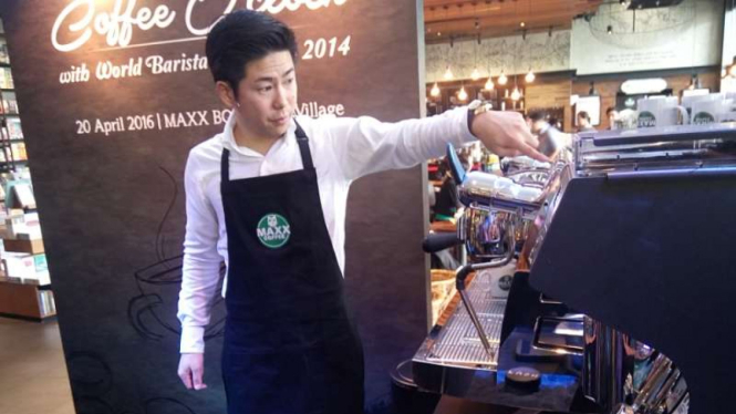 Barista Hidenori Izaki sedang meracik kopi